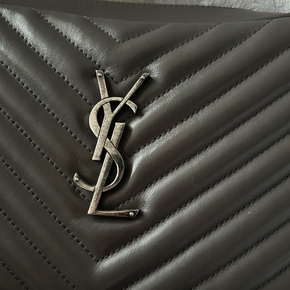 Authentic Saint Laurent Lou Camera Bag in Gray chevron quilted leather - Picture 4 of 13